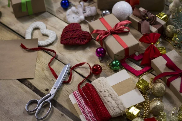 Voorbereiding van Nieuwjaar en Kerstmis geschenken. Papier en linten — Stockfoto