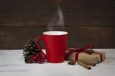 Kupası, Hediyelik, köknar koni, kartopu, yıldız anason ahşap arka plan üzerinde