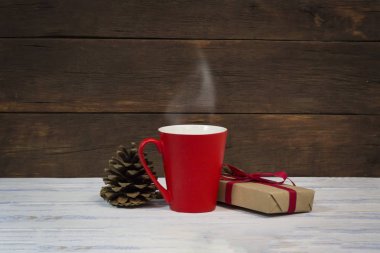 Kırmızı fincan sıcak çay, Kupası, Hediyelik, Ladin koni ile kartopu