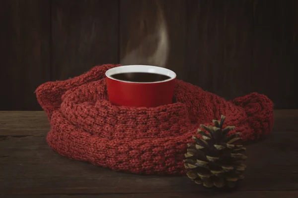 Egy csésze forró kávét, egy piros sállal, a lucfenyő cone, a fából készült ba — Stock Fotó