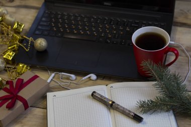 Bir fincan kahve barı, kürk-ağaç branc bir ahşap arka plan