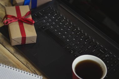 Çalışma alanı ile kahve, laptop, Noel hediyesi, defter d üzerinde