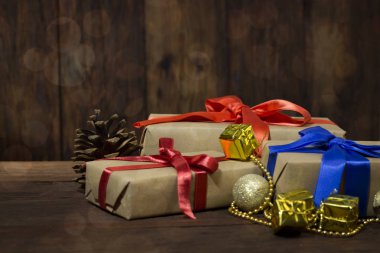 Yeni yıl ve Noel kavramı. Bokeh. Hediyeler ve köknar koni bir w üzerinde