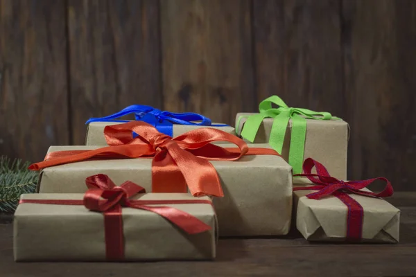 Cadeaux de Noël sur un fond en bois — Photo