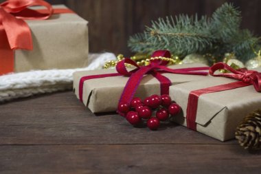 Noel kavramı. Hediyeler, kartopu, köknar koni. Üstten Görünüm, düz yatıyordu