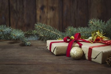 Noel kompozisyon. Hediye, altın top ve köknar dallarında bir w