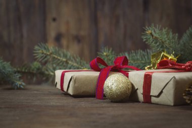 Noel kompozisyon. Hediye, altın top ve köknar dallarında bir w