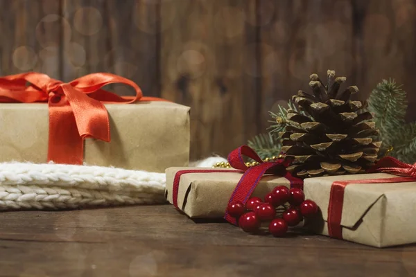 Yeni yıl ve Noel kavramı. Bokeh. Hediyeler, kartopu, köknar koni