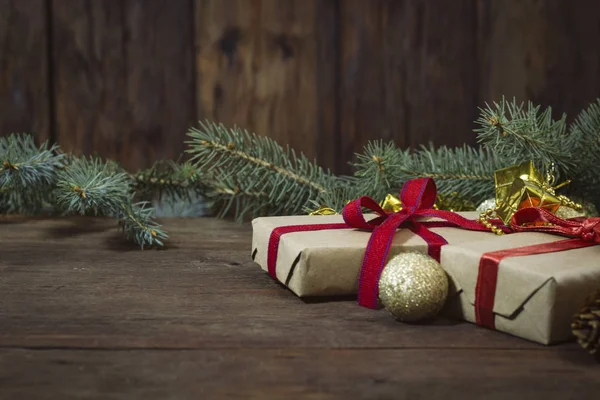 Noel kompozisyon. Hediye, altın top ve köknar dallarında bir w