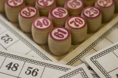 Top bingo numaraları, bingo kartları ile. Loto. Bingo. Düz yatıyordu
