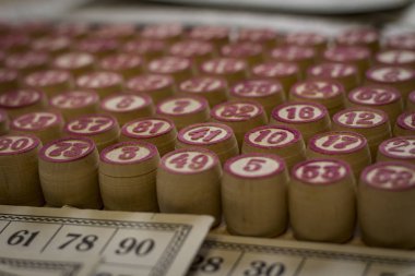 Loto. Top bingo numaraları ve bingo kartları ile. Bingo. Düz yatıyordu