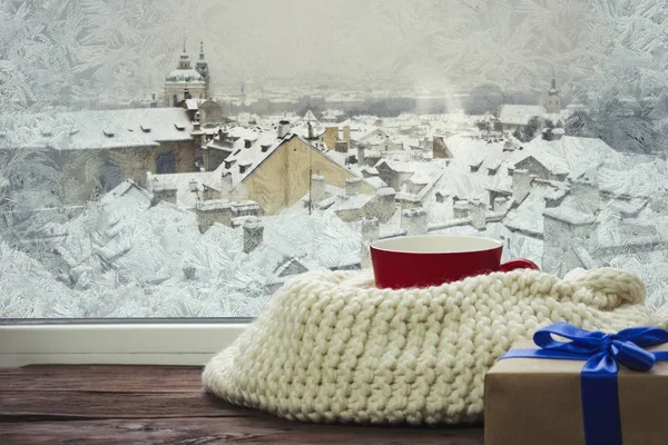 냉동된 창 고와 뜨거운 커피 선물, 부 엉 빨간색 컵 — 스톡 사진