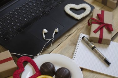 Sevgililer günü için kompozisyon. Dizüstü bilgisayar, el hizmetçi Kalpler, g