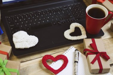  Dizüstü bilgisayar, bir fincan kahve, hediyeler ve el yapımı kupa, bir not defteri 