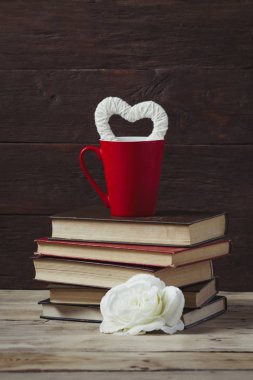 Kompozisyon, beyaz gül, kayıtlarda bir ahşap backg üzerinde bu