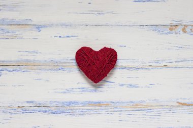 Kalp beyaz bir ahşap arka plan el yapımı