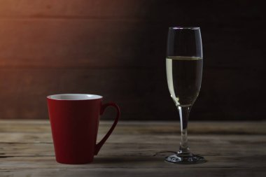 Kırmızı Kupası ve bir kadeh şampanya ahşap arka plan üzerinde