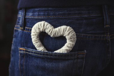 Kot pantolon cebinde beyaz kalp