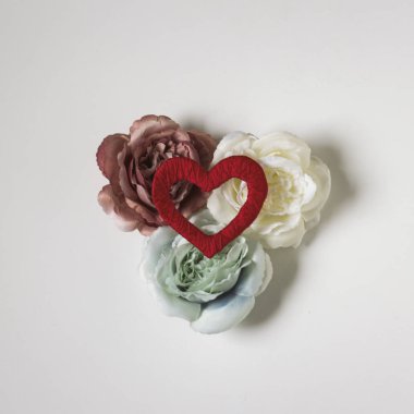 Görünüm üzerinde beyaz arka plan üç tomurcukları gül ve kalp top,