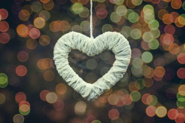 Beyaz kalp el yapımı. Bokeh renklidir