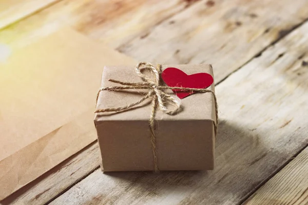 Zarf ve hediye kutusu kraft kağıt Paketli. Eklenen etkisi