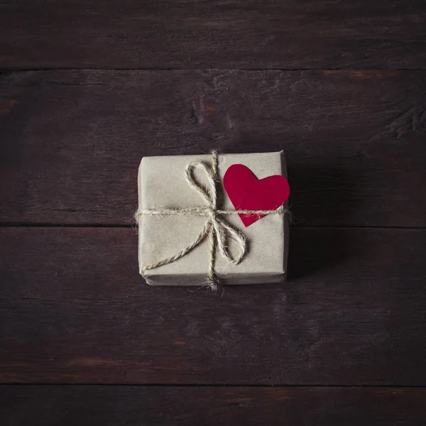 Handmade small gift box with heart. Flat lay — Stock Photo, Image