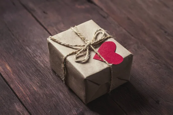 Подарочная коробка с сердцем — стоковое фото