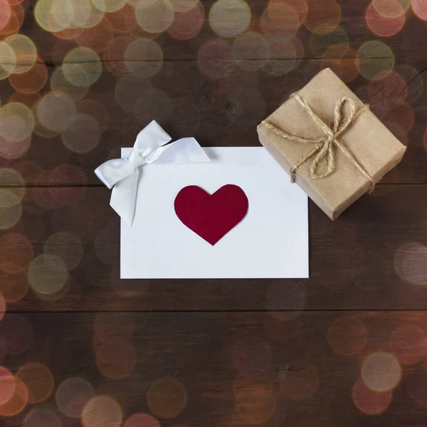 Valentine's day composition. An envelope with a heart, a gift bo — Stock Photo, Image