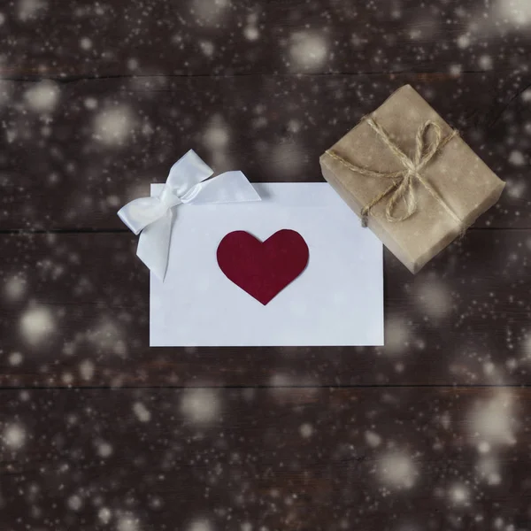 Composition Saint-Valentin. Une enveloppe avec un cœur, un cadeau bo — Photo