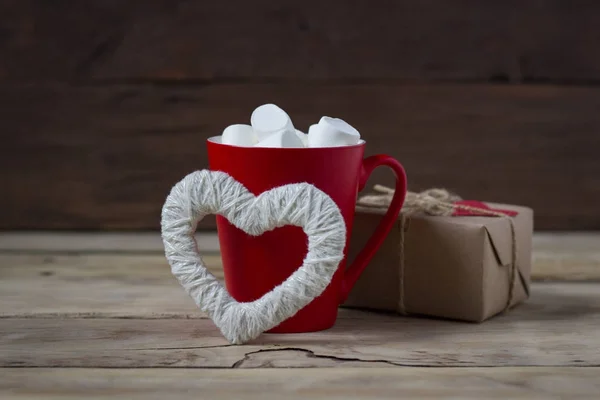 Marshmallow in a red cup, gift box and heart — Stock Photo, Image