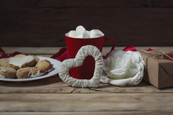 Valentin-nap koncepció. Ajándék, fehérmályva, egy piros pohár, cookie-k — Stock Fotó