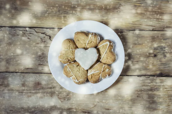 Dia dos Namorados. Biscoitos na forma de corações. Uma queda de neve. Plano — Fotografia de Stock