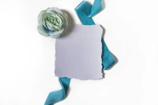 Prázdný list papíru. Růžová a modrá stuha na bílém pozadí — Stock fotografie