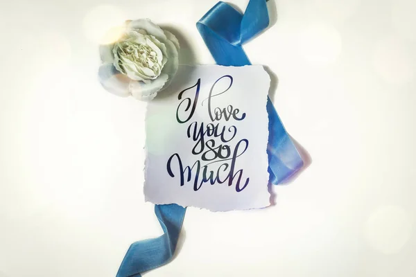 Роза и голубая лента на белом фоне. Надпись I love y — стоковое фото