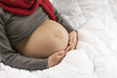 Hamile bir kadının karnı.