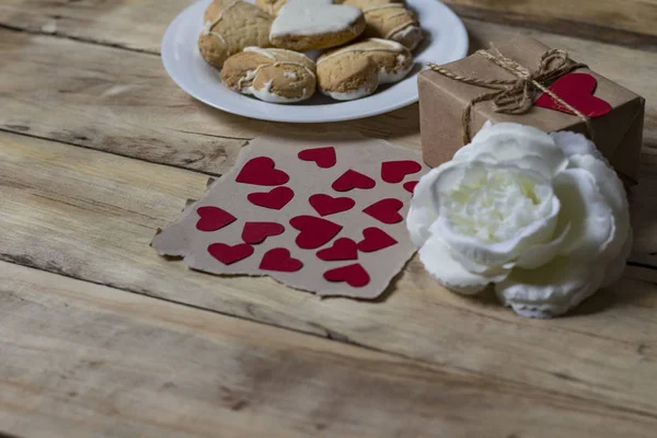Small hearts on kraft paper. Biscuits, gift box with hearts and — Stock Photo, Image