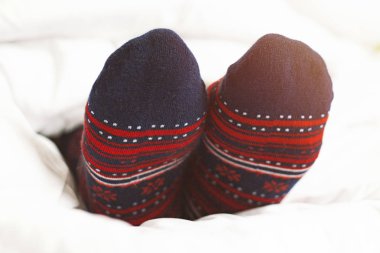 Çoraplı kadın bacaklar ile süsleme yatakta. Eklenen etkisi