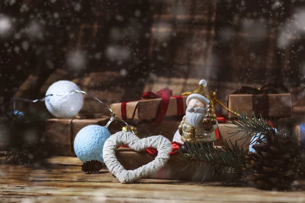 Красива композиція Різдва. Гірлянди, снігопад, серце ручної — стокове фото