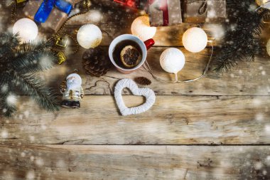 Güzel kompozisyon. Kar yağışı. Hediyeler, ahşap bir arka plan, 