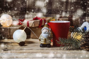 Kırmızı Kupası, Noel Baba, garland ve paketlenmiş hediyeler. Kar yağışı