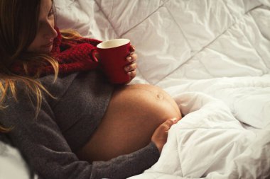 Bir fincan çay onun Brandon'un holding ile yatakta hamile genç kadın