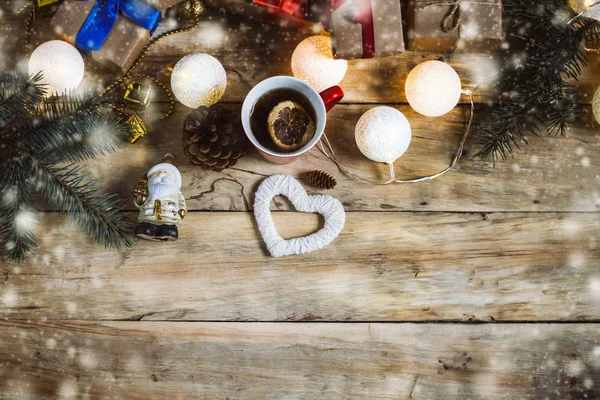 Güzel kompozisyon. Kar yağışı. Hediyeler, ahşap bir arka plan, 