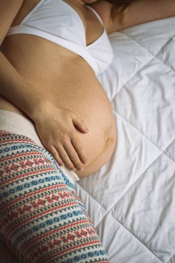 Onu yatakta hamile kalan