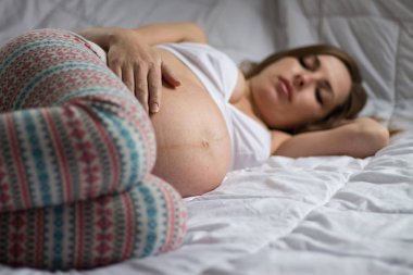 Yatakta hamile kalan. El ele