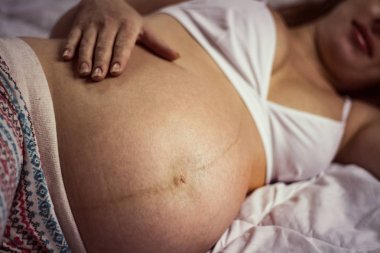 Karın hamileymiş hangi yatakta yatıyor. Karın üzerinde odaklanmak