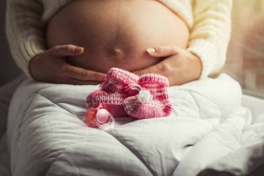 Güzel karın hamileymiş. Hamile kadının ellerini eroini