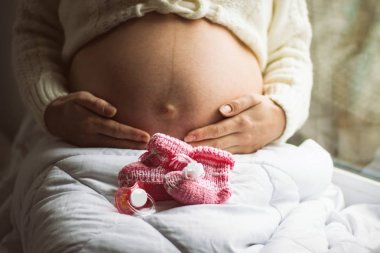 mide tutan hamile kadın