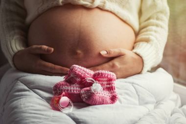 Güzel karın hamileymiş. Hamile kadının karnı ile tutar