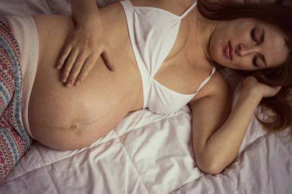 Hamile kadının karnında bir el ve görünüyor