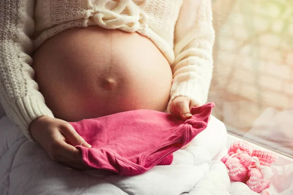 Hamile giyim çocuk için düşünüyor.